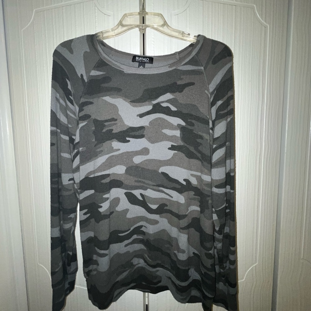 Buffalo: Camo sweater top